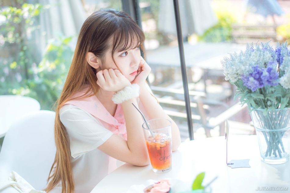 “主公……”黄权站出来一步，面色有些复杂的摇了摇头。